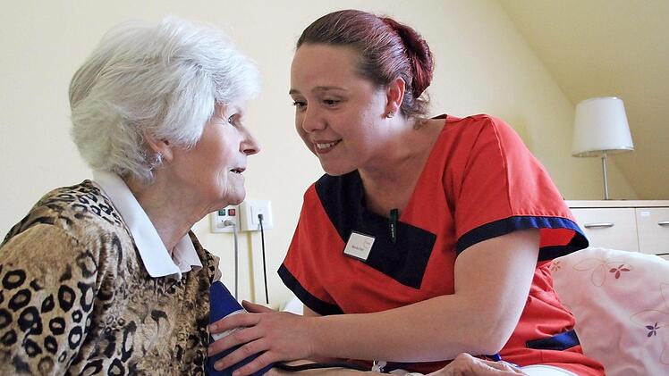 Die Auszuildende Monika Hren hat ihre Passion mit der Betreuung und Pflege von alten Menschen gefunden. Foto: Andreas Hofbauer