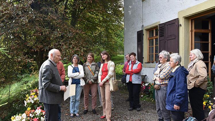 Klaus Freiherr von Löffelholz begrüßte die Gäste und erläuterte die Geschichte seiner Familie und die des Hauses. Foto: Gabi Arnold