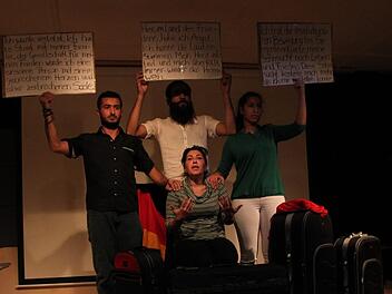 Sehr persönlich spielten vier syrische Flüchtlinge unter der Regie eines Schauspielers vom Meininger Theater ihre Fluchtgeschichte in der Galerie Form und Farbe in Bad Brückenau. Foto: Ulrike Müller