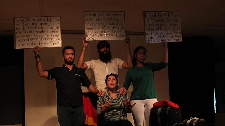 Sehr persönlich spielten vier syrische Flüchtlinge unter der Regie eines Schauspielers vom Meininger Theater ihre Fluchtgeschichte in der Galerie Form und Farbe in Bad Brückenau. Foto: Ulrike Müller