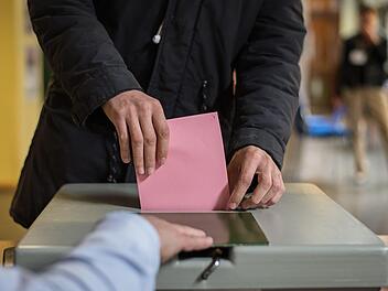 In Bayern ergibt sich aus der Summe der  Erst- und Zweitstimmen, wie viele Sitze eine Partei erhält. Symbolbild: Wolfram Kastl/dpa