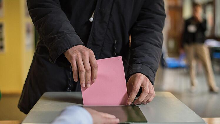 In Bayern ergibt sich aus der Summe der  Erst- und Zweitstimmen, wie viele Sitze eine Partei erhält. Symbolbild: Wolfram Kastl/dpa