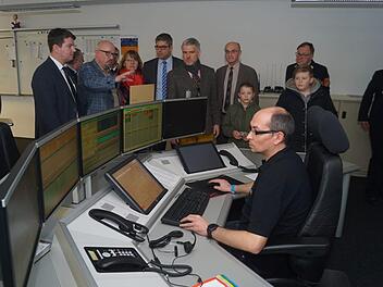Stresstest für die Integrierte Leitstelle Schweinfurt: Am Übungs- und Ausbildungsplatz dürfen die geladenen Gäste Eindrücke der wirklichen Arbeit in einer integrierten Leitstelle verfolgen, und deren Leiter Thomas Schlereth (hellgraues Jacket) steht ihnen Rede und Antwort.  Foto: Guido Chuleck