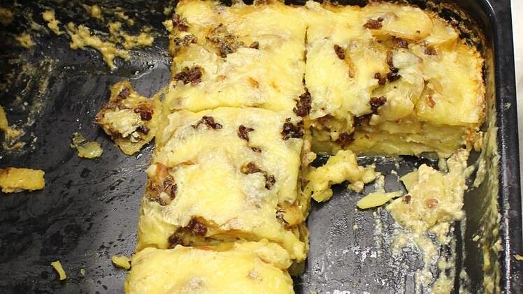 Die Pfanne mit dem Kartoffelgratin ist schon fast leer.