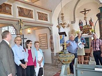 Kreisheimatpfleger Dieter Lau (3. v. re.) führte mit profundem Wissen durch das Gotteshaus und dessen Geschichte. Foto: Karl-Heinz Hofmann