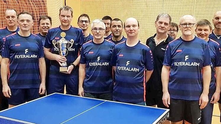 Vereinsmeister im Tischtennis wurde beim TSV Stockheim Jürgen Heinlein (Fünfter von links) vor Werner Buckreus (Dritter von links). Im Doppel siegten Harald Wich (siebter von links) und Werner Sünkel (Zehnter von links). Mit im Bild die Nächstplatzierten im Einzel und Doppel.  Foto: Hans Franz