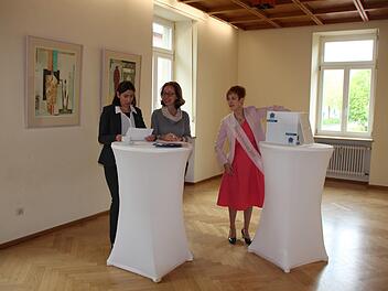 Die Vorstandsvorsitzende des "Förderverein Gesundheitszentrum e. V.", Sabine Hein, verliest die Preise für die von der Rosenprinzessin Mareike Metz gezogenen Gewinner. In der Mitte: Projektleiterin Elisabeth A. Dichtl.  Foto: Leonie Hauck