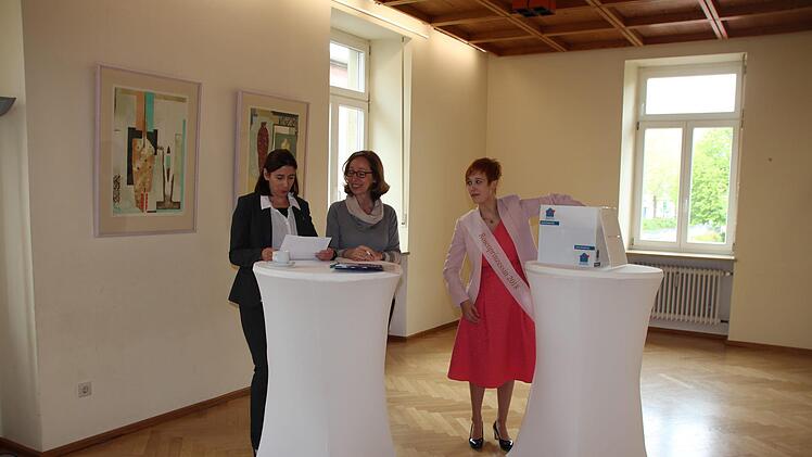 Die Vorstandsvorsitzende des "Förderverein Gesundheitszentrum e. V.", Sabine Hein, verliest die Preise für die von der Rosenprinzessin Mareike Metz gezogenen Gewinner. In der Mitte: Projektleiterin Elisabeth A. Dichtl.  Foto: Leonie Hauck