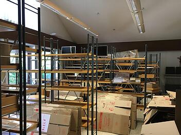 Der letzte Umzug der Gundelsheimer  Bücherei: aus dem Sitzungssaal im Rathaus  ins neue, eigene Gebäude. Foto: Anette Schreiber