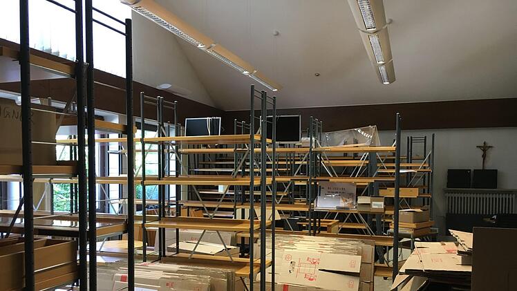 Der letzte Umzug der Gundelsheimer  Bücherei: aus dem Sitzungssaal im Rathaus  ins neue, eigene Gebäude. Foto: Anette Schreiber
