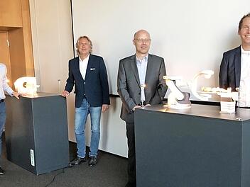 Von links: Viktor Naumann, Geschäftsführer des Medical Valley Center Forchheim, Frank Geppert, Geschäftsführer und Inhaber der Popp-Group, Carsten Bertram, Standortleiter bei Siemens Healthineers, und Horst Schmidt, Supply Chain Manager bei Siemens Healthineers präsentieren die neuen Geräte.