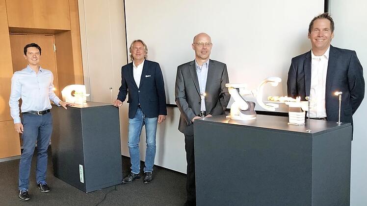 Von links: Viktor Naumann, Geschäftsführer des Medical Valley Center Forchheim, Frank Geppert, Geschäftsführer und Inhaber der Popp-Group, Carsten Bertram, Standortleiter bei Siemens Healthineers, und Horst Schmidt, Supply Chain Manager bei Siemens Healthineers präsentieren die neuen Geräte.