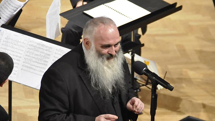 Professor Josef Stolz leitete souverän die Staatsbad Philharmonie Kissingen.