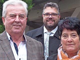 Ottmar und Monika Dennerlein mit Bürgermeister Marco Friepes (hinten)