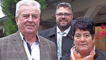 Ottmar und Monika Dennerlein mit Bürgermeister Marco Friepes (hinten)