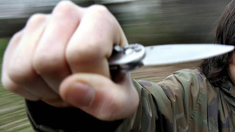 Mann mit Taschenmesser in der Hand