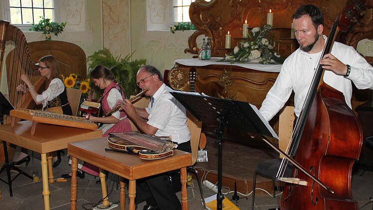 Judith Hutzel-Weisel, Ruth Hutzel, Jochen Hutzel und Michael Weisel (von links) musizierten beim Arbeitskreis in Ebelsbach. Foto: may