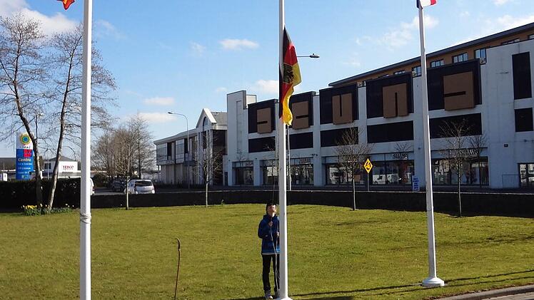 Christian hisst die deutsche Flagge im Peace Park.