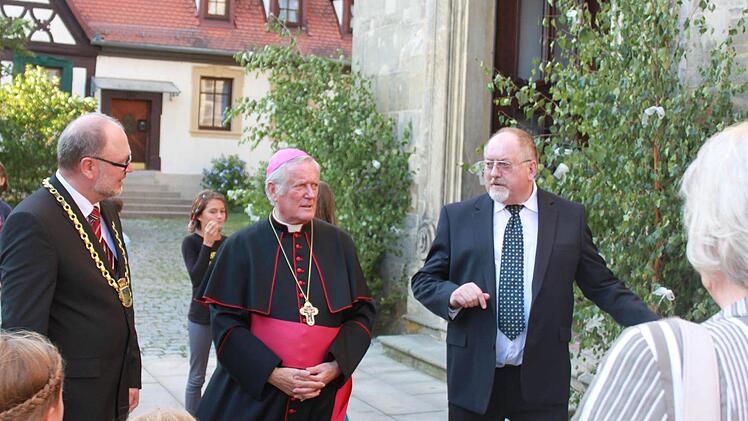 Der Bürgermeister holte den Bischof nach dem Gottesdienst ab.