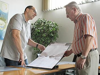 Detlef Heerlein, der Demografiebeauftragte der Stadt, erklärt Oskar Wagner, dem Vorsitzenden des Seniorenbeirats, das seniorenpolitische Gesamtkonzept der Stadt. Fotos: Thomas Heuchling