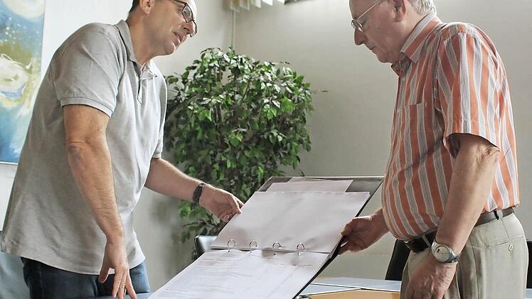 Detlef Heerlein, der Demografiebeauftragte der Stadt, erklärt Oskar Wagner, dem Vorsitzenden des Seniorenbeirats, das seniorenpolitische Gesamtkonzept der Stadt. Fotos: Thomas Heuchling
