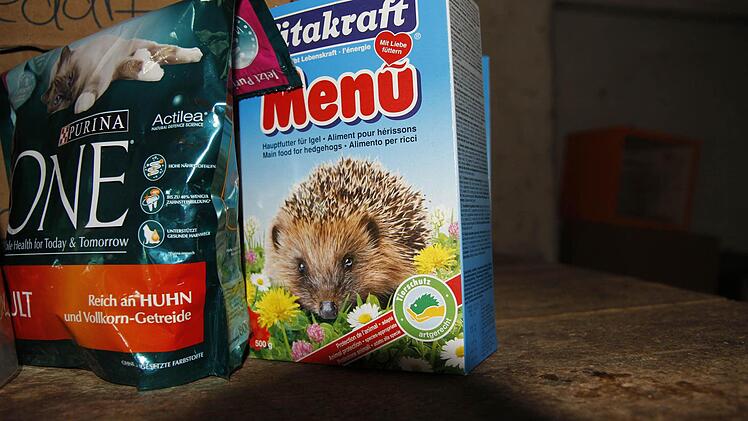Das Igelfutter kann man in Zoohandlungen kaufen. Foto: Melina-Maria Münchow