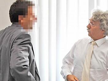 Der angeklagte frühere Chefarzt Heinz W. (links) bespricht sich mit Professor Klaus Bernsmann, einem seiner drei Verteidiger.Foto: Peter Großcurth/Archiv