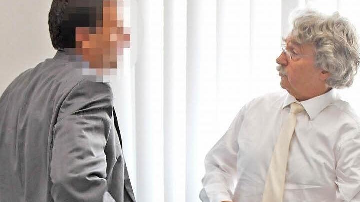 Der angeklagte frühere Chefarzt Heinz W. (links) bespricht sich mit Professor Klaus Bernsmann, einem seiner drei Verteidiger.Foto: Peter Großcurth/Archiv