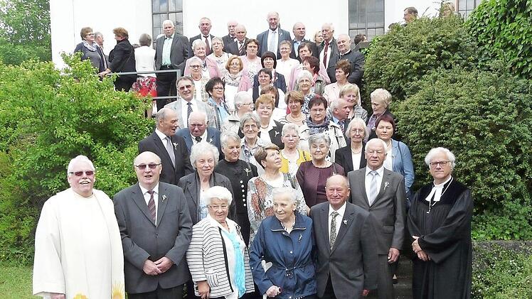 Jubelkonfirmation in Muggendorf, vorne die "Eisernen" Foto: Paul Pöhlmann