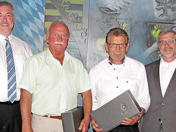 Abschied bei der Baugenossenschaft des Landkreises Coburg eG (von links): Rainer Mayerbacher, Günther Kob, Georg Hofmann und Michael Busch  Foto: Martin Koch