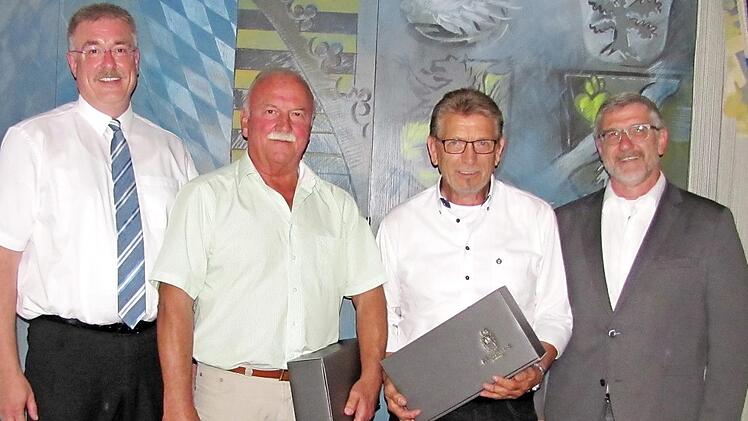 Abschied bei der Baugenossenschaft des Landkreises Coburg eG (von links): Rainer Mayerbacher, Günther Kob, Georg Hofmann und Michael Busch  Foto: Martin Koch