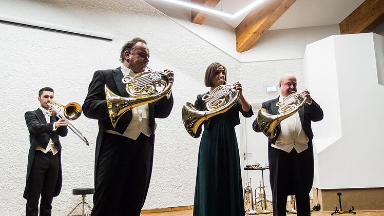 Impressionen vom umjubelten Neujahrskonzert mit dem Quintett Harmonic Brass im renovierten Rathaussaal von RödentalFoto: Jochen Berger