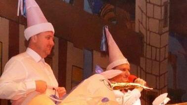 Auf Einhörnern kamen die SKK-ler in die Halle "geritten", rechts Präsident Matthias Graß.