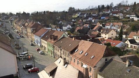 Der Marktplatz von oben. Die Gehwege sollen so umgestaltet werden, dass sie auch mit Rollatoren gut begangen werden können.  Foto: Archiv