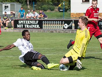 Der Lichtenfelser Keeper Christian Fischer ist rechtzeitig aus seinem Kasten und entsch&auml;rft den Torschuss von Steinbergs Abou Sidibe.  Foto: Heinrich Wei&szlig;