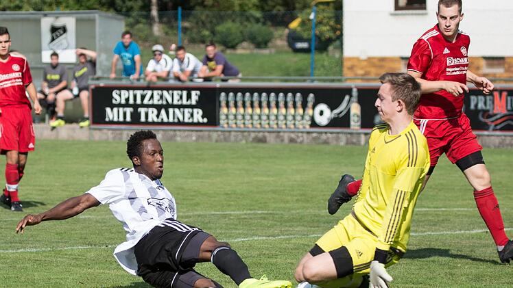 Der Lichtenfelser Keeper Christian Fischer ist rechtzeitig aus seinem Kasten und entsch&auml;rft den Torschuss von Steinbergs Abou Sidibe.  Foto: Heinrich Wei&szlig;