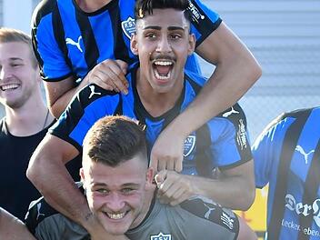Die Brucker Firat Cagli und Christopher Teuber (von oben nach unten) feierten den Sieg in Baiersdorf ausgiebig.  Foto: Sportfoto Zink