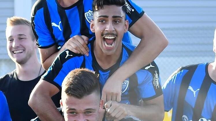 Die Brucker Firat Cagli und Christopher Teuber (von oben nach unten) feierten den Sieg in Baiersdorf ausgiebig.  Foto: Sportfoto Zink