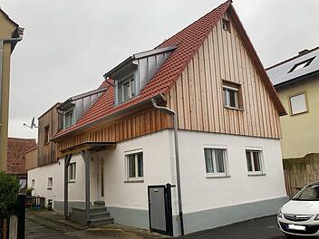 Die Giebelfront des Hauses in der Schenkgasse 11 wurde durch die Verwendung einer Holzverkleidung aufgelockert.  Foto: Kerstin Väth