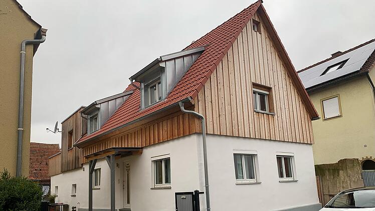 Die Giebelfront des Hauses in der Schenkgasse 11 wurde durch die Verwendung einer Holzverkleidung aufgelockert.  Foto: Kerstin Väth