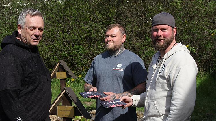 Thomas Alles bedankte sich bei Spengler Jan Tr&uuml;mbach und Schreiner Peter Hemmert f&uuml;r ihr Engagement.