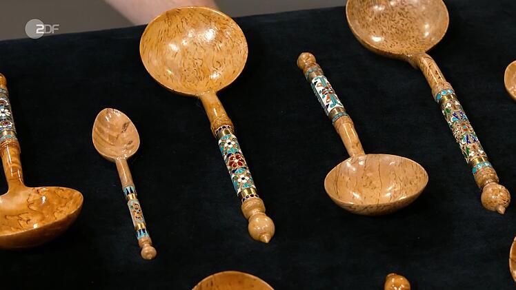Die Sammlung aus 16 russischen Cloisonn&eacute;-Holzl&ouml;ffeln aus der Zeit um 1900 war 1.600 bis 2.000 Euro wert. Fabian Kahl gab 1.000 Euro aus.