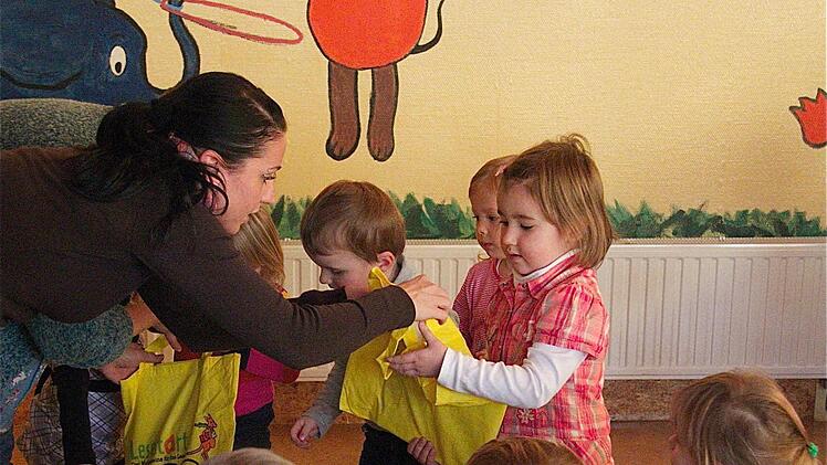 Alexandra Wirth (vorn) und Elisabeth Kinalele verteilen die gelben Beutel. Foto: Gerd Schaar