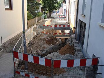 Die vor wenigen Jahren erneuerte Haas-Gasse in Höchstadt wird jetzt wieder aufgegraben. Foto: Andreas Dorsch