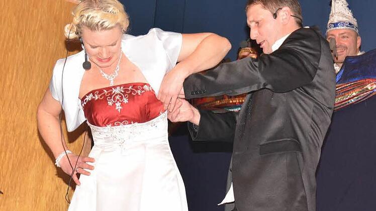 Was alles so in einer Hochzeitsnacht mit Hindernissen passiert? Ob sie bei Peter und Melanie Pötsch auch so abgelaufen ist?