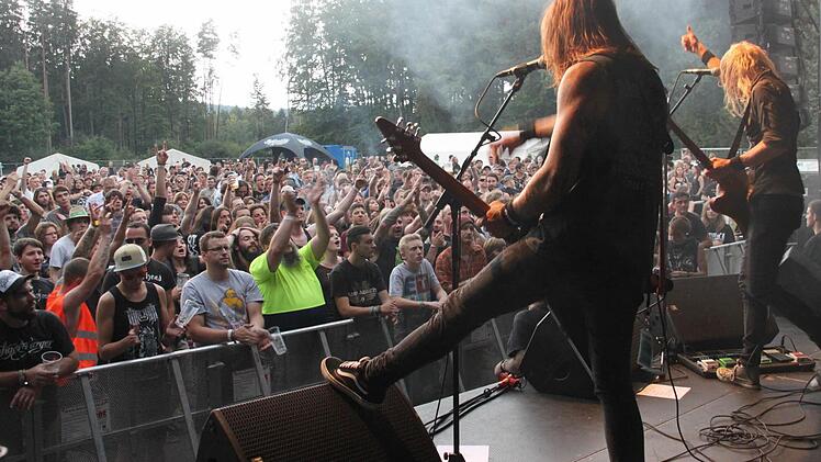 Zum Mekka des Rock'n'Roll hat sich das Waldstadion in Neuensee entwickelt. Am 29. und 30. Juli heizen über ein Dutzend Bands den Fans aus Nah und Fern ein.  Foto: Stephan Stöckel