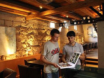 Felix (links) und Simon Wasel mit dem Buch, in dem der Ausbau der Alten Mälzerei dokumentiert ist.  Fotos: Andreas Dorsch