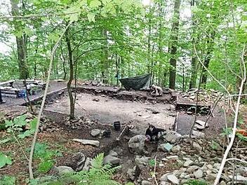 Auf einem Podium, einer terrassierten Fläche, die in keltischer Zeit als Wohnfläche diente, finden die Ausgrabungen statt. Foto: Marion Eckert
