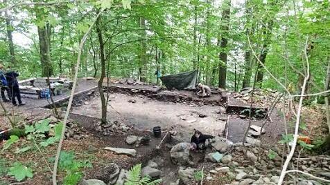 Auf einem Podium, einer terrassierten Fläche, die in keltischer Zeit als Wohnfläche diente, finden die Ausgrabungen statt. Foto: Marion Eckert