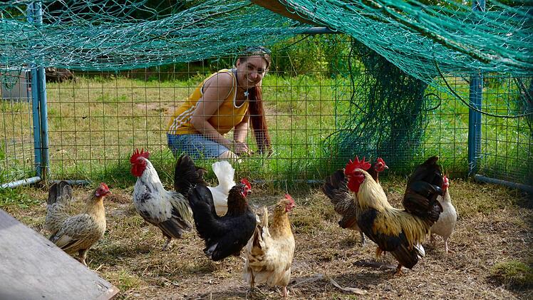 Heimat, das heißt für Sabine Sterker auch Hühner im Garten. Zum Schmecken und Genießen nutzt sie jedoch nur die Eier. Foto: Kathrin Kupka-Hahn